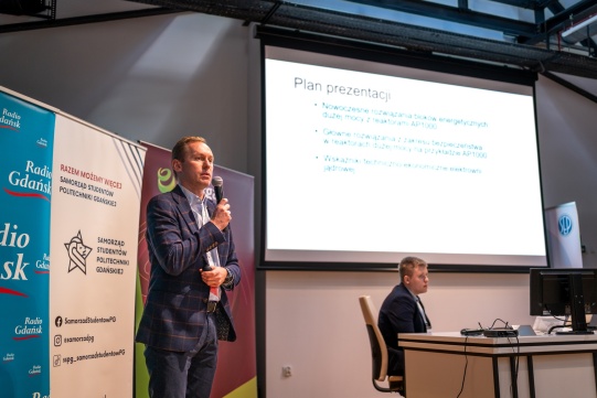 Dr inż. Marcin Jaskólski podczas wygłaszania prezentacji