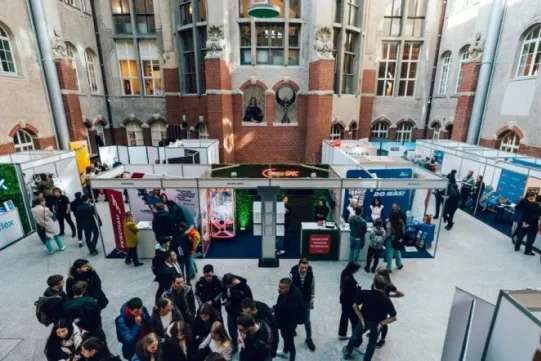 grupa studentów podczas targów na dziedzińcu