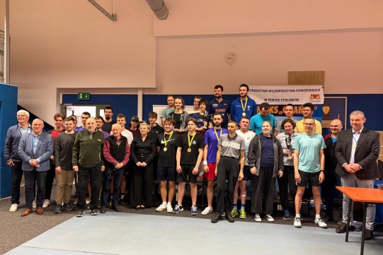 Zwycięzcy z pucharami i medalami oraz organizatorzy