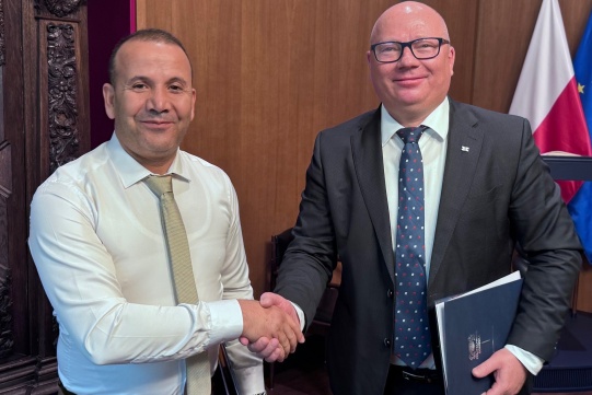 Rektor Pg i rektor z uczleni z Algierii ściskają dłoń po podpisaniu umowy