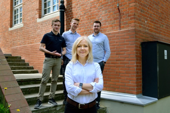 Na zdj. prof. Magdalena Rucka wraz z zespołem badawczym. Na schodach od lewej: mgr inż. Błażej Woźny, mgr. inż. Tomasz Ciborowski, dr inż. Erwin Wojtczak. Fot. Krzysztof Krzempek / Politechnika Gdańska