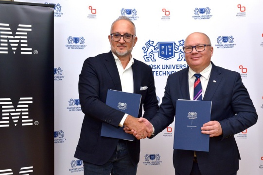 Na zdj. od lewej: Marcin Gajdziński, dyrektor generalny IBM Polska i prof. Krzysztof Wilde, rektor PG. Fot. Krzysztof Krzempek / Politechnika Gdańska