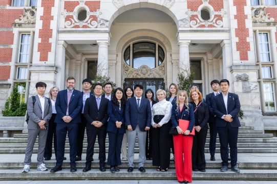 Delegation from South Korea and representatives for Gdańsk Tech in front of the Main Building
