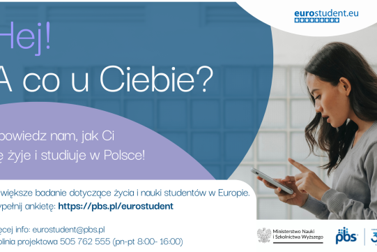 studentka z telefonem wypełniająca ankietę