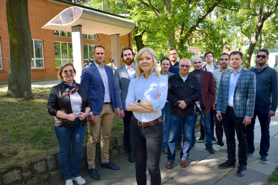 In the photo, from left to right: Marzena Kurpińska, PhD, Eng., Mikołaj Miśkiewicz, PhD, DSc, Eng., Professor at Gdańsk Tech, Jakub Zembrzuski, MSc, Eng., Prof. Magdalena Rucka, PhD, DSc, Eng., Agnieszka Sabik, PhD DSc, Eng., Professor at Gdańsk Tech, Łukasz Pyrzowski, PhD, Eng., Prof. Jacek Chróścielewski, PhD, DSc, Eng., Ryszard Chabros, MSc, Eng., Szymon Kowalski, MSc, Eng., Arch., Farzam Omidi Moaf, MSc, Eng., Bartosz Sobczyk, PhD, Eng., Daniel Mulawa. Photo: Krzysztof Krzempek / Gdańsk University of Te