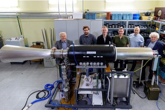 od lewej: prof. dr hab. inż. Kazimierz Jakubiuk, dr inż. Mikołaj Nowak, technik Piotr Koryncki, mgr inż. Dariusz Pasieczny, inż. Paweł Bawolski, dr inż. Józef Czucha