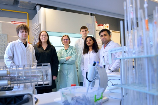 Skład zespołu badawczego: prof. Monika Wilamowska-Zawłocka, dr inż. Gifty Sara Rolly, dr inż. Balanand Santhosh, studenci: Jakub Olszewski, Emilia Bielska i Kacper Chodziński. Fot. Krzysztof Krzempek/PG