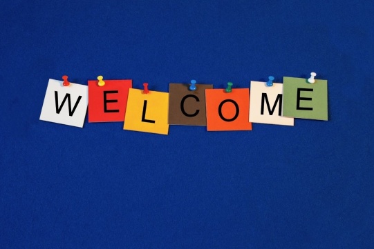 kolorowe karteczki niebieskie tło napis