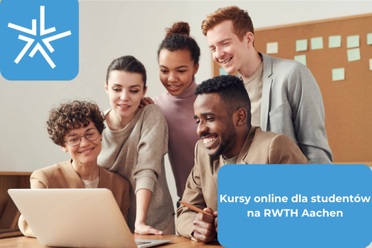 Uśmiechnięci ludzie przy laptopie