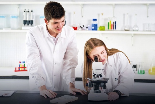 młodzi naukowcy w laboratorium