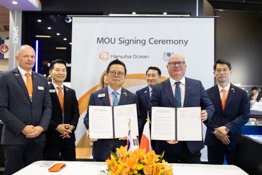 Charlie SC Eoh, President and COO of the Naval Ship Business at Hanwha Ocean, and Professor Krzysztof Wilde, Rector of Gdańsk University of Technology, following the signing of a Memorandum of Understanding. Photo: Hanwha Ocean