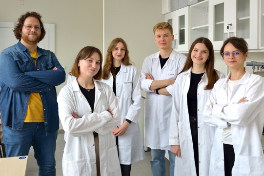 Na zdj. od lewej: dr inż. Marcin Wekwejt ze studentami KN Materiały w Medycynie: Magdaleną Górecką, Kają Stanisłwaską, Wojciechem Światlakiem, Alicją Stawicką i Anną Melnyk. Fot. Krzysztof Krzempek / Politechnika Gdańska