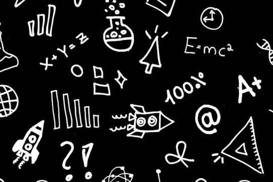 czarna tablica z wzorami matematycznymi