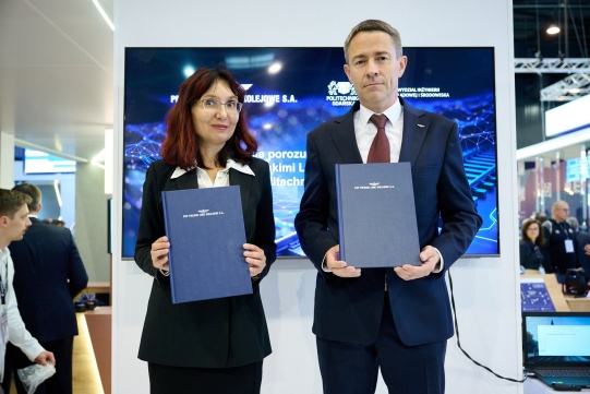 Prof. dr hab. inż. Ewa Wojciechowska oraz Piotr Wyborski, prezes zarządu PKP Polskich Linii Kolejowych S.A fot. PKP PLK S.A