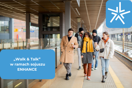 ludzie spacerują po peronie