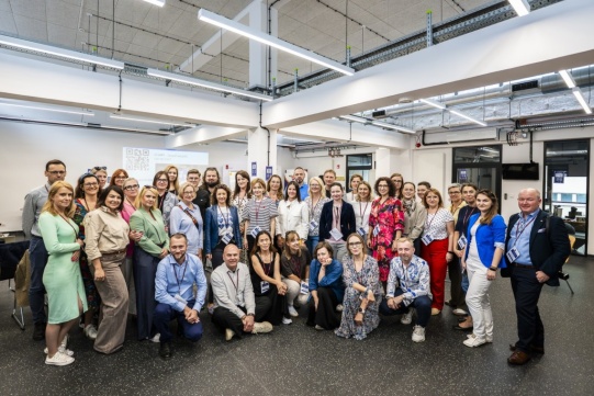 Do zdjęcia pozują uczestnicy konferencji