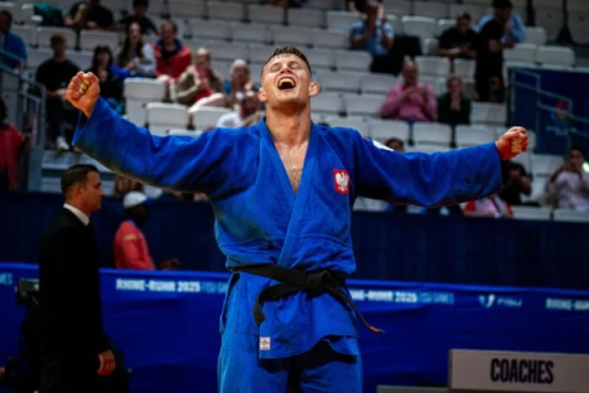 Na zdjęciu zawodnik