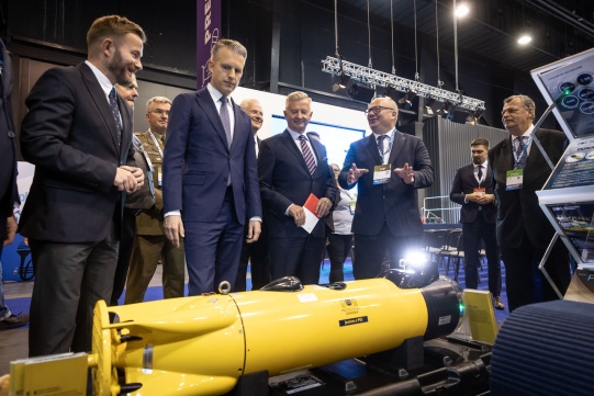 Na zdjęciu widoczni od lewej: Ryszard Świlski, senator RP, Arkadiusz Marchewka, sekretarz stanu w Ministerstwie Infrastruktury, Stanisław Wziątek, podsekretarz stanu w Ministerstwie Obrony Narodowej, prof. Krzysztof Wilde, rektor PG, prof. Marek Dzida, pełnomocnik Rektora PG ds. gospodarki morskiej. Fot. Łukasz Głowala/PG