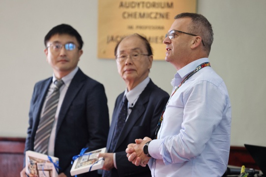 Na zdj. od lewej: prof. Motohiro Tsuboi, prof. Yukihiro Ozaki i prof. Piotr Konieczka. Fot. Jerzy Kwiatkowski