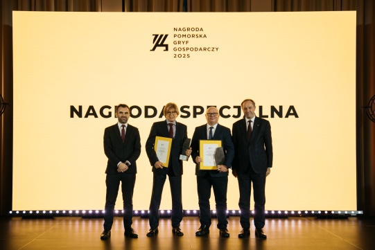 Na zdjęciu od lewej: Stanisław Szultka, dyrektor Departamentu Rozwoju Gospodarczego Urzędu Marszałkowskiego Województwa Pomorskiego, Romuald Kinda, przewodniczący rady nadzorczej LEX Secure AI, prof. Krzysztof Wilde, rektor Politechniki Gdańskiej, Mieczysław Struk, marszałek województwa pomorskiego. Fot. Łukasz Tokarczyk/UMWP