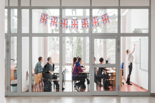 studenci w sali przy nauce