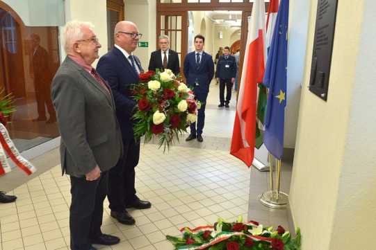 Wiązankę kwiatów składają prof. Krzysztof Wilde, rektor PG oraz prof. Edmund Wittbrodt, rektor uczelni w latach 1990-1996. Fot. Krzysztof Krzempek/PG