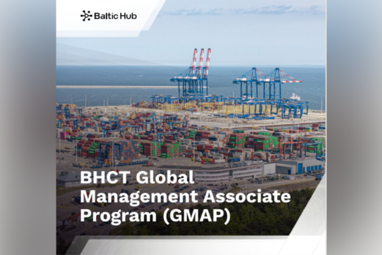 na kolorowym zdjęciu widoczny jest kawałek stoczni z widokiem na morze