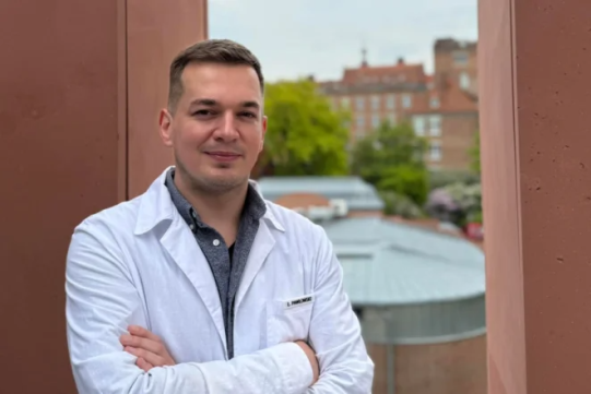 Na zdjęciu mężczyzna