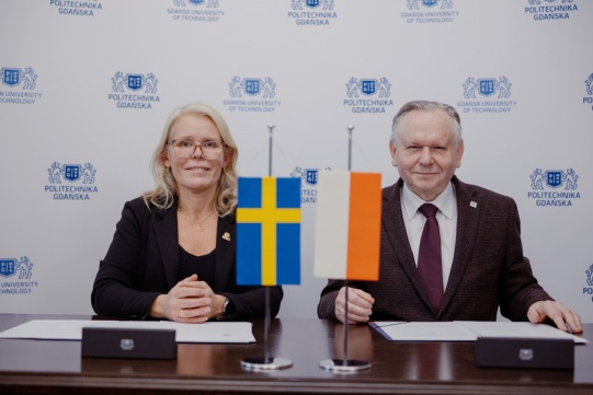 Vice rectors signing an agreement.