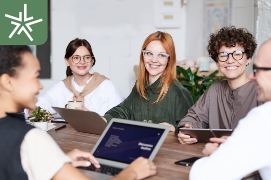 uśmiechnięci ludzie na spotkaniu w pracy
