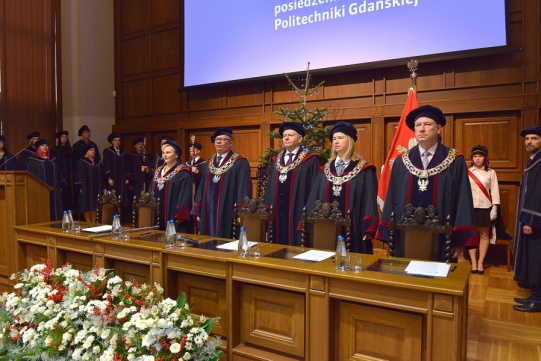 Uroczyste posiedzenie Senatu Politechniki Gdańskiej. Na zdjęciu od lewej: prof. Justyna-Kucińska-Lipka, prorektor ds. rozwoju, prof. Krzysztof Wilde, rektor PG, prof. Józef Sienkiewicz, prorektor ds. współpracy, prof. Barbara Wikieł, prorektor ds. studenckich, prof. Mariusz Kaczmarek, prorektor ds. kształcenia. Fot. Krzysztof Krzempek/PG