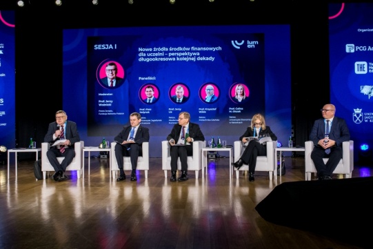 Prof. Krzysztof Wilde, rektor PG był jednym z rozmówców podczas panelu dyskusyjnego zatytułowanego „Nowe źródła środków finansowych dla uczelni – perspektywa długookresowa kolejnej dekady”. W rozmowie udział wzięli także: prof. Piotr Jedynak, rektor Uniwersytetu Jagiellońskiego w Krakowie, prof. Jerzy Lis, rektor AGH w Krakowie, prof. Celina M. Olszak, rektor Uniwersytetu Ekonomicznego w Katowicach. Moderatorem był prof. Jerzy Woźnicki, prezes zarządu Fundacji Rektorów Polskich. Fot. materiały organizatora