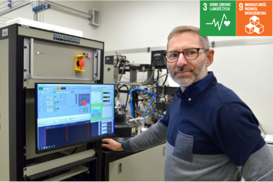 Prof. Robert Bogdanowicz w Laboratorium Syntezy Innowacyjnych Materiałów i Elementów. Fot. Krzysztof Krzempek / Politechnika Gdańska