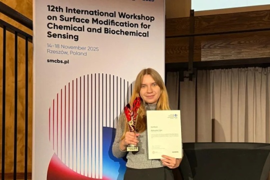 Na zdjęciu laureatka kobieta