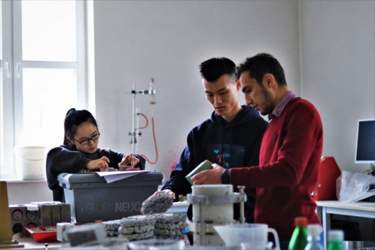 studenci w laboratorium