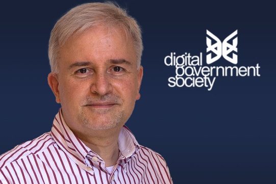 Prof. Tomasz Janowski i logo DGS