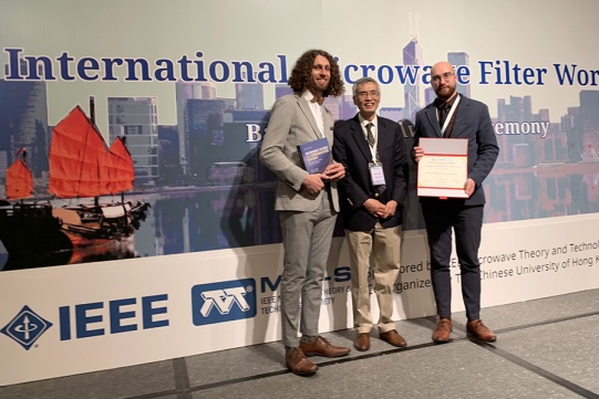 Mgr inż. Michał Baranowski i mgr inż. Maciej Jasiński odbierają gratulacje i nagrody z rąk organizatorów konferencji.