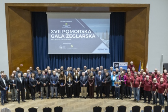 The 17th Pomeranian Sailing Gala. Commemorative photo of all award winners, honourable mention winners and ceremony organisers. Photo: Grzegorz Mehring/www.gdansk.pl