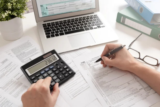hands near the laptop