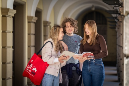 Studenci na kampusie