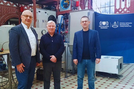 Na zdj. od lewej: prof. Dariusz Mikielewicz, Bogusław Witkowski, prezes APS Group oraz prof. Rafał Andrzejczyk. Fot. APS Group