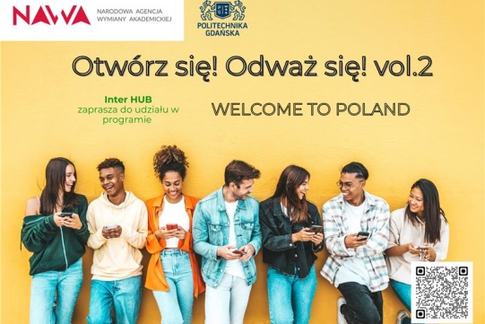 ludzie stojący w rzędzie