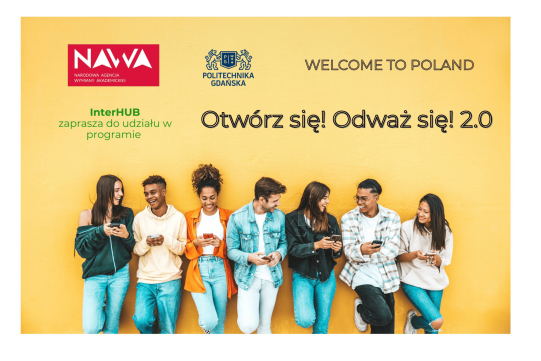 ludzie stojący w rzędzie