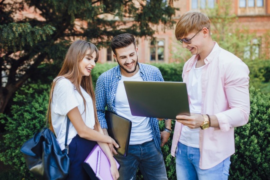 studenci sprawdzają wyniki wstępne rekrutacji