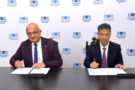 Zdjęcie przedstawicieli Politechniki Gdańskiej i Tsinghua SIGS