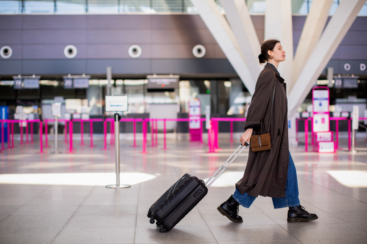 na zdjęciu widać kobietę z walizką na lotnisku