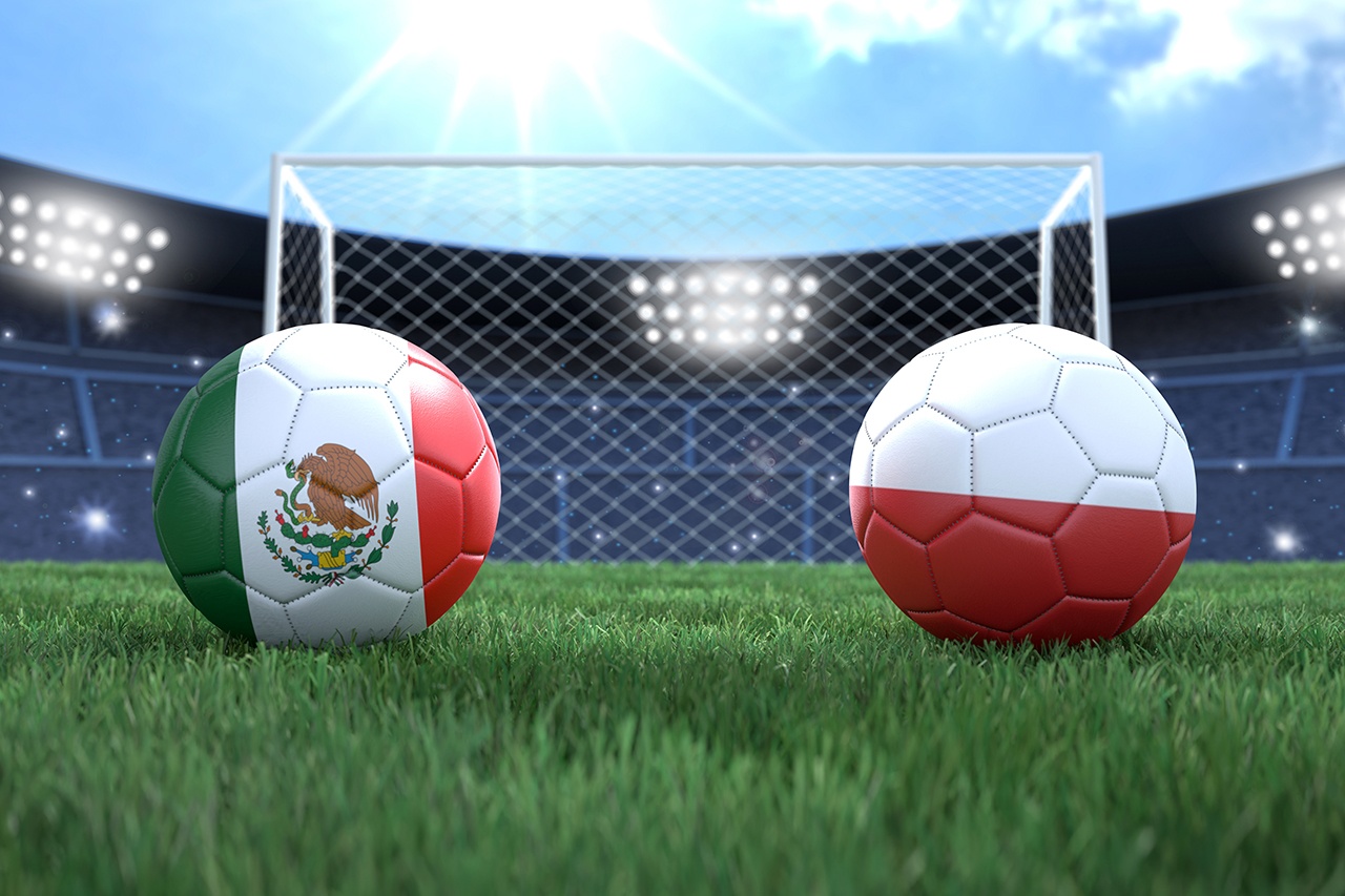 Na murawie dwie piłki. Po lewej piłka w kolorystyce flagi Meksyku, po prawej w kolorystyce flagi Polski.