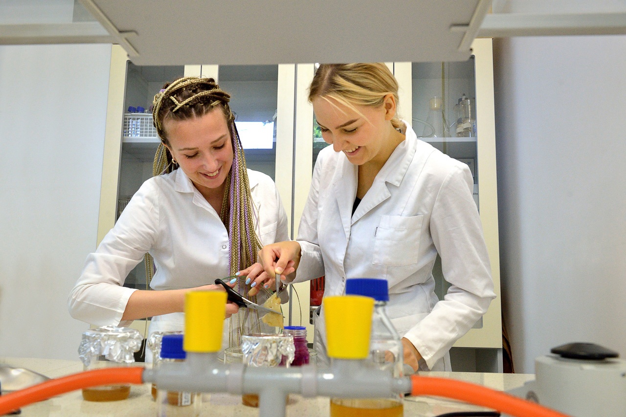 Agata Sommer, PhD in the laboratory 