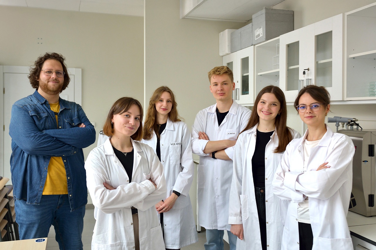 Na zdj. od lewej: dr inż. Marcin Wekwejt ze studentami KN Materiały w Medycynie: Magdaleną Górecką, Kają Stanisłwaską, Wojciechem Światlakiem, Alicją Stawicką i Anną Melnyk. Podczas targów działania badawcze i nagrodzone cementy prezentowały Kaja Stanisławska i Alicja Stawicka. Fot. Krzysztof Krzempek / Politechnika Gdańska