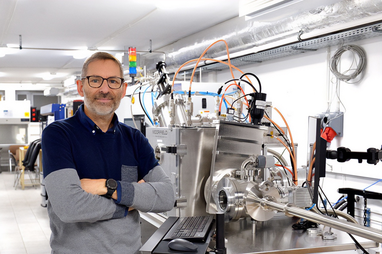 prof. Robert Bogdanowicz przy aparaturze badawczej we FutureLab